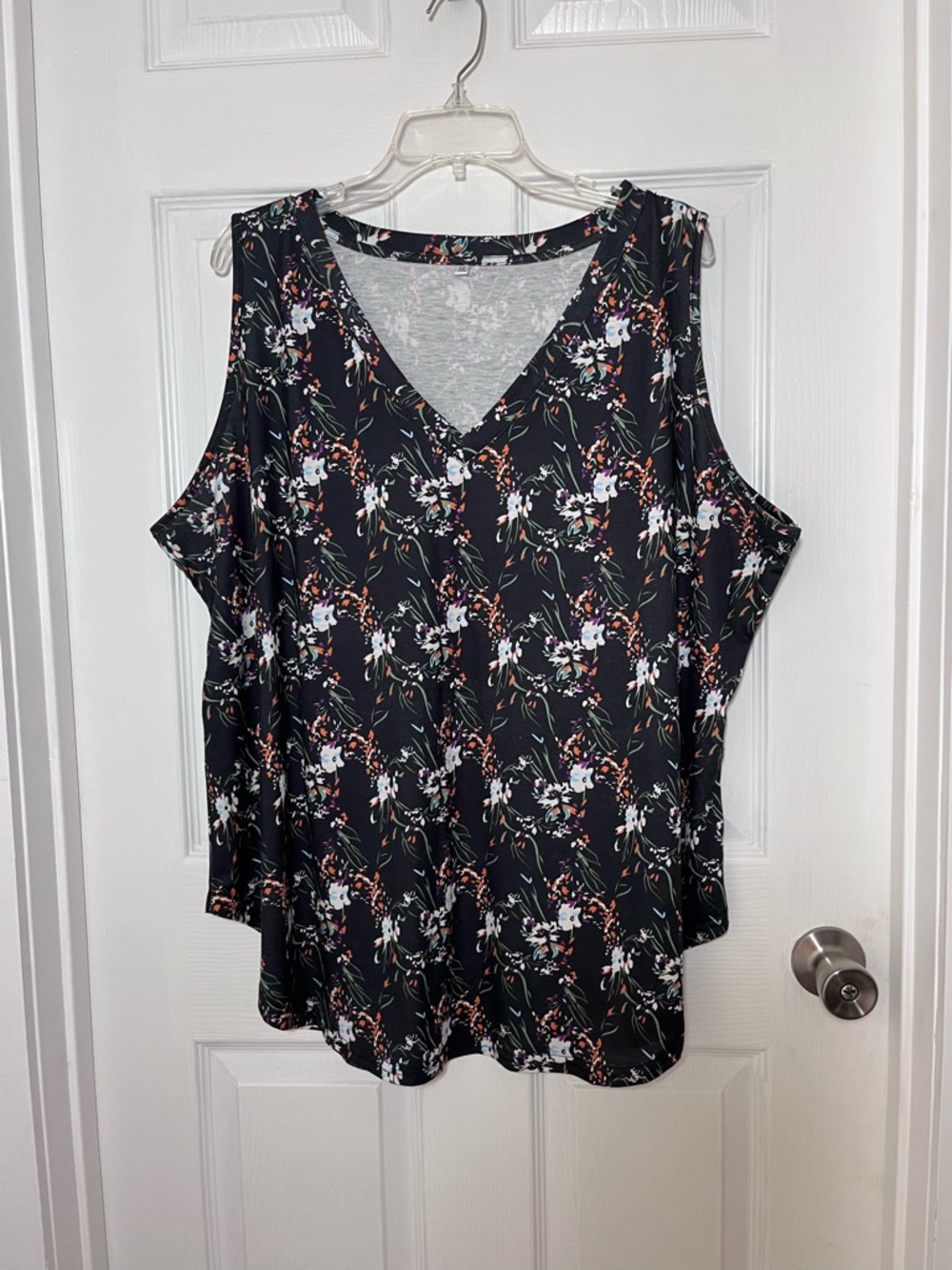 Women's Plus Black Floral Sleeveless V-Neck Top-Unbranded
